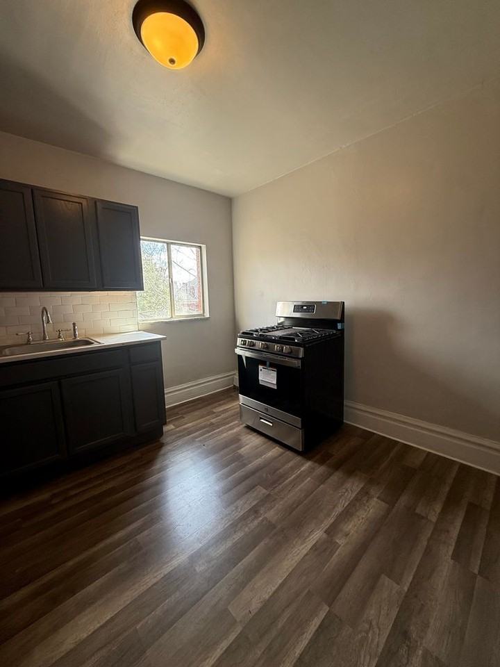 826 Collins - Photo 5 of 25