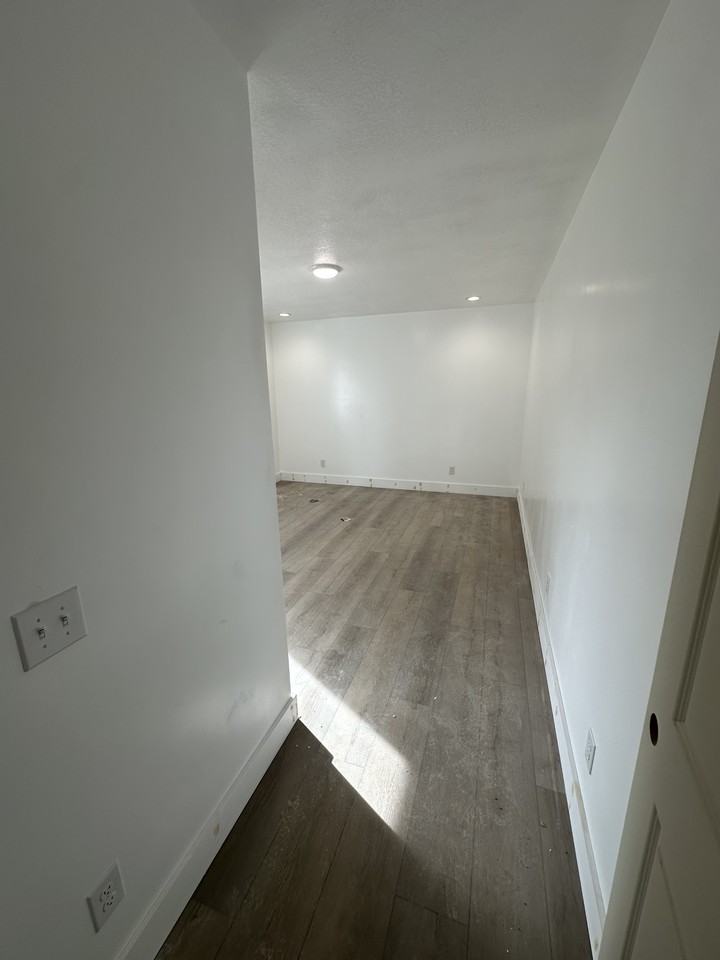 1101 N Carriage Ln - Photo 2 of 13