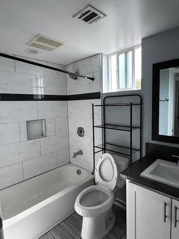 433 1/2 E 30th St - Photo 2 of 9