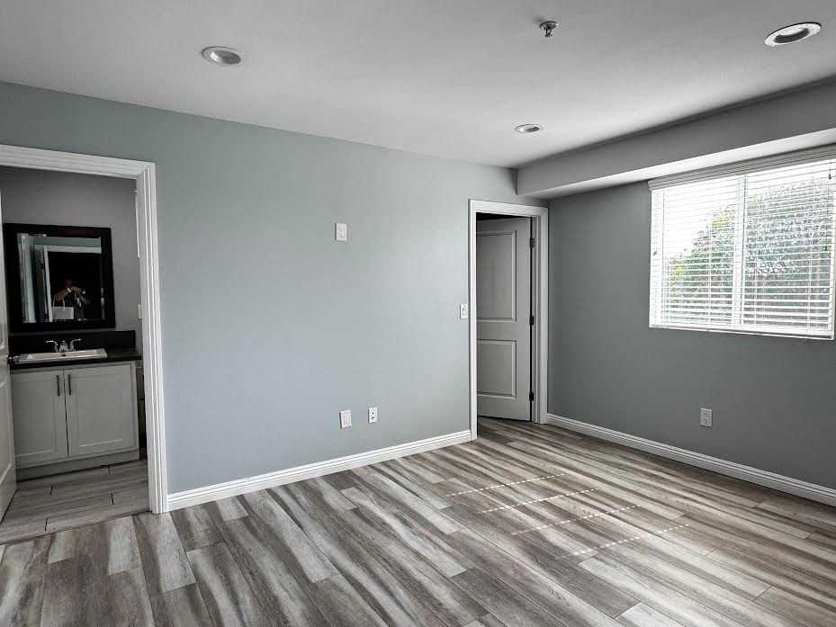 433 1/2 E 30th St - Photo 4 of 9