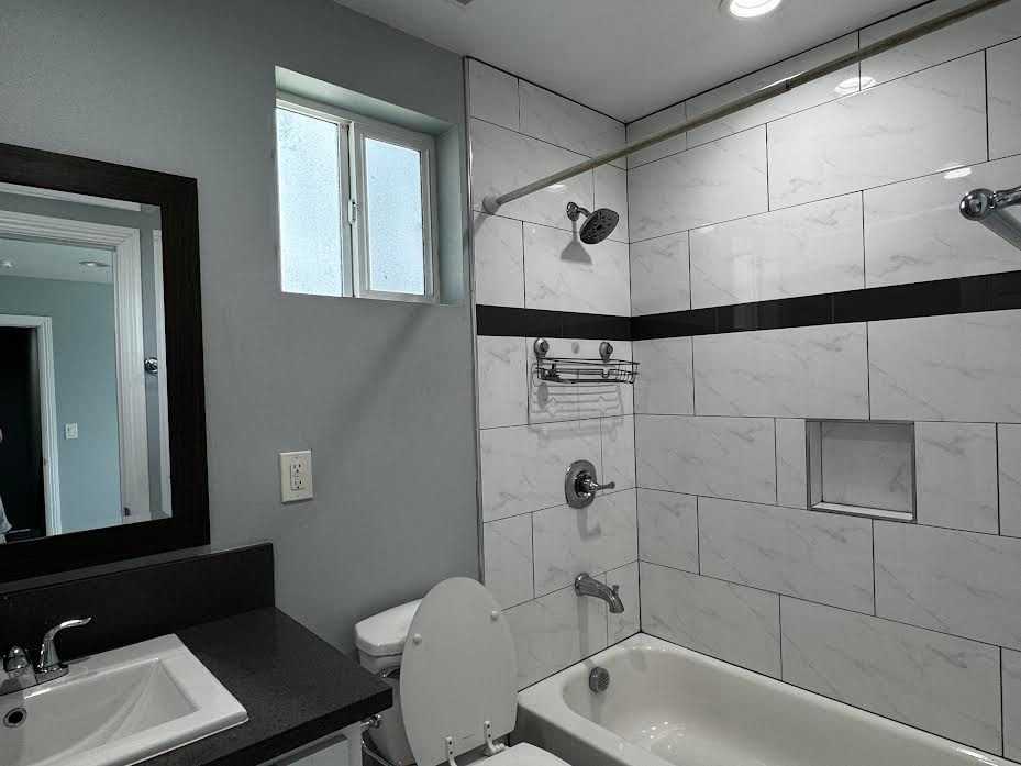 433 1/2 E 30th St - Photo 5 of 9