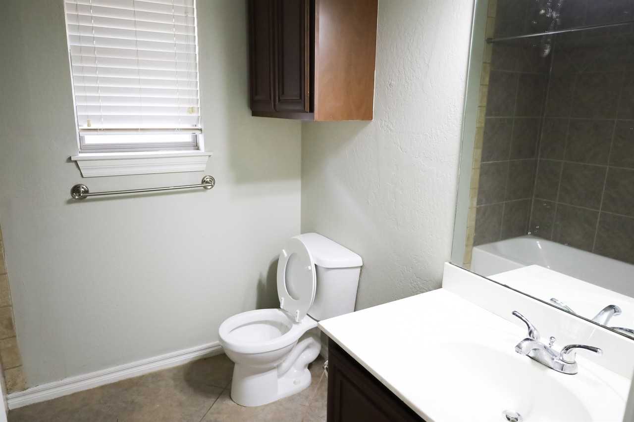 2704 Ne 129th St - Photo 2 of 19