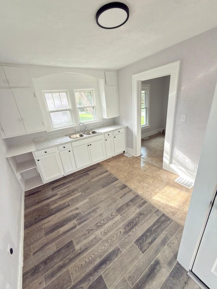 1325 W 1st St - Photo 5 of 7