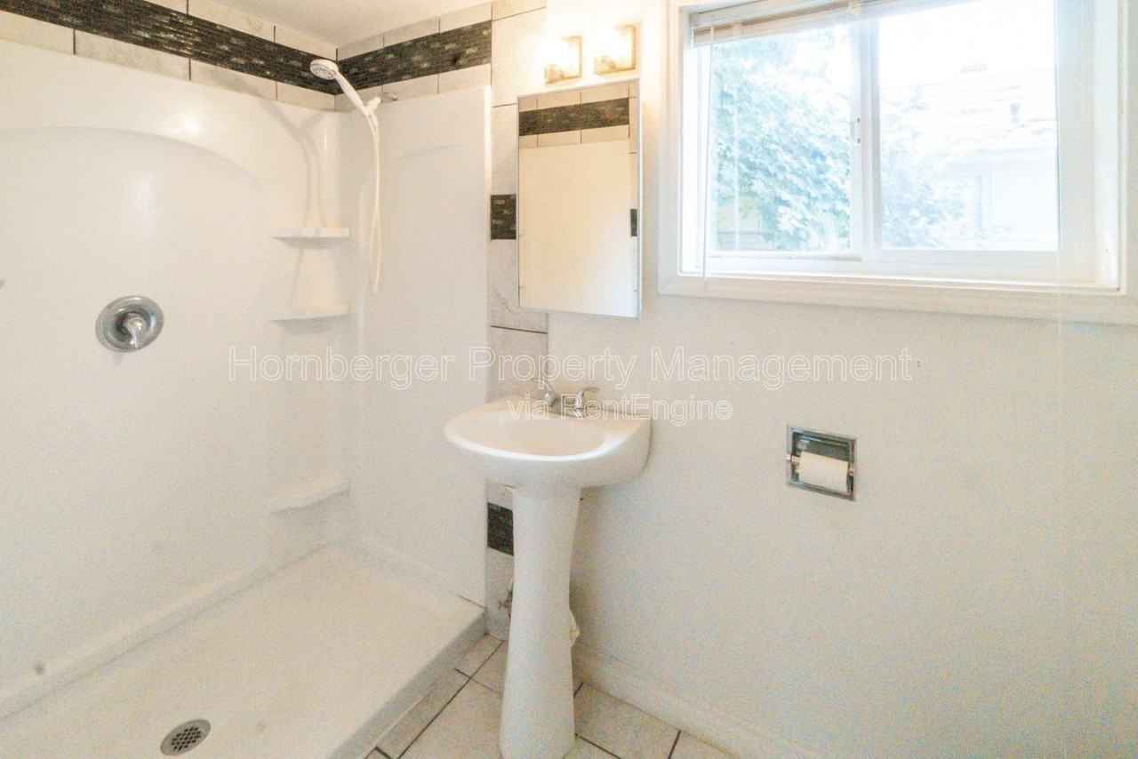 611 E Longfellow Ave - Photo 7 of 15