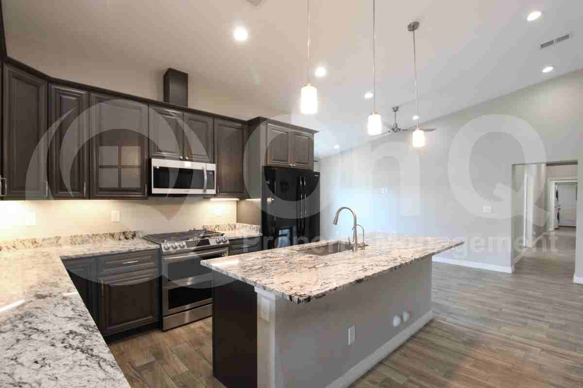 1558 W 5th St - Photo 4 of 25