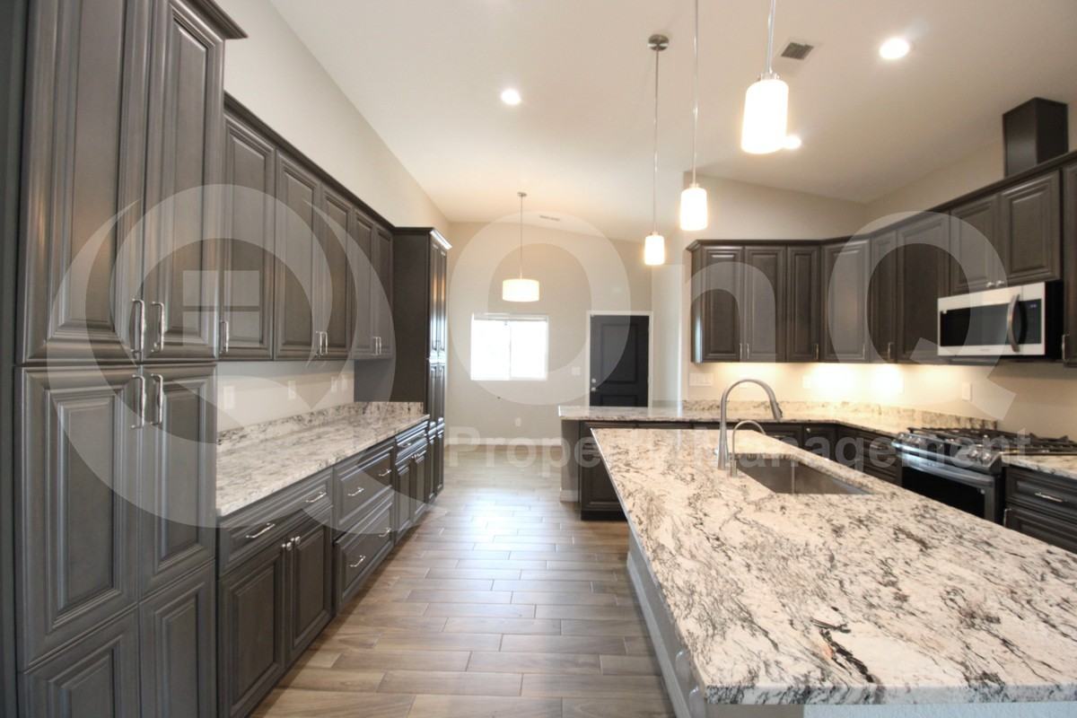 1558 W 5th St - Photo 5 of 25