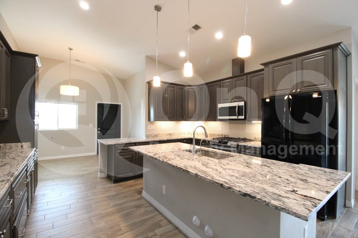 1558 W 5th St - Photo 6 of 25