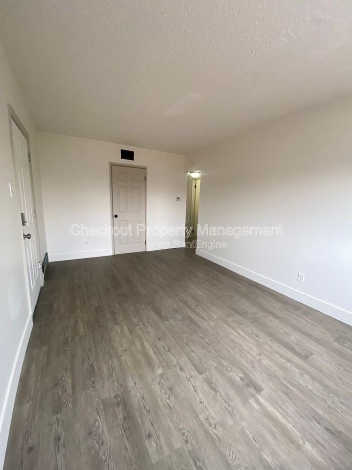 813 W Courtois St #C - Photo 3 of 6