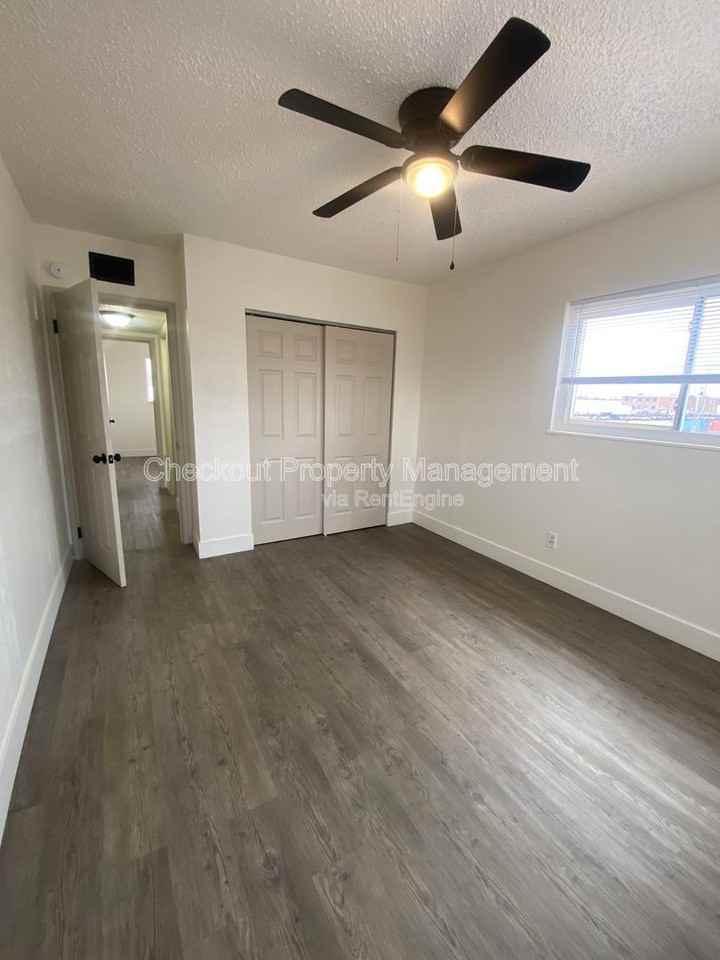 813 W Courtois St #C - Photo 4 of 6