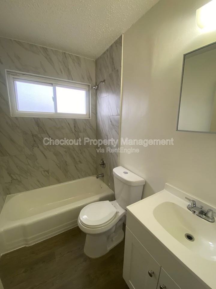 813 W Courtois St #C - Photo 5 of 6