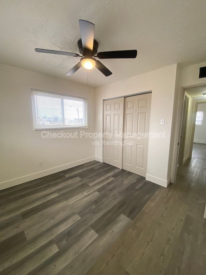 813 W Courtois St #C - Photo 6 of 6