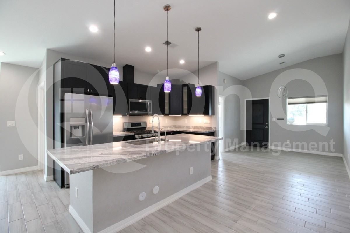 1556 W 5th St - Photo 4 of 22