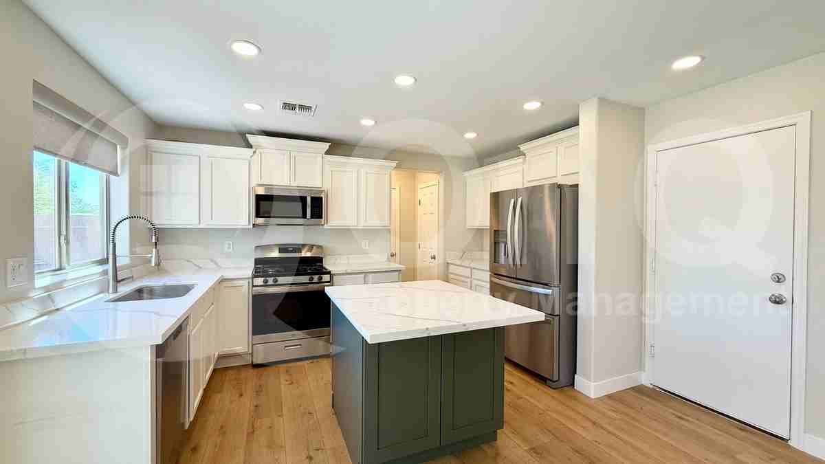 2901 N Daisy Dr - Photo 3 of 36