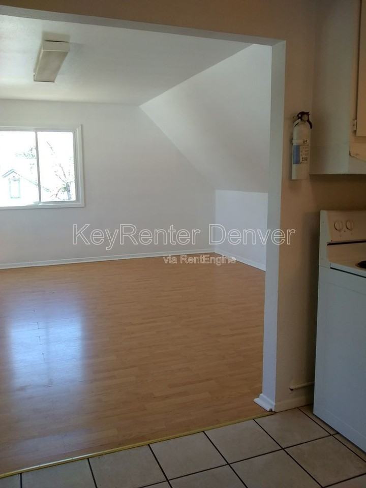 1118 6th St #C - Photo 2 of 11