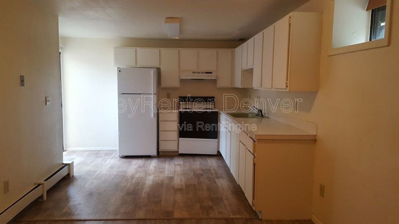 1118 6th St #C - Photo 4 of 11