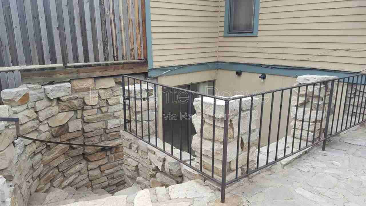 1118 6th St #C - Photo 6 of 11