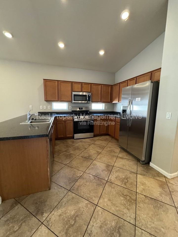 13014 W Lamar Rd - Photo 4 of 28