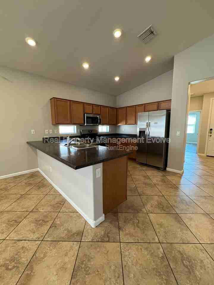 13014 W Lamar Rd - Photo 5 of 28