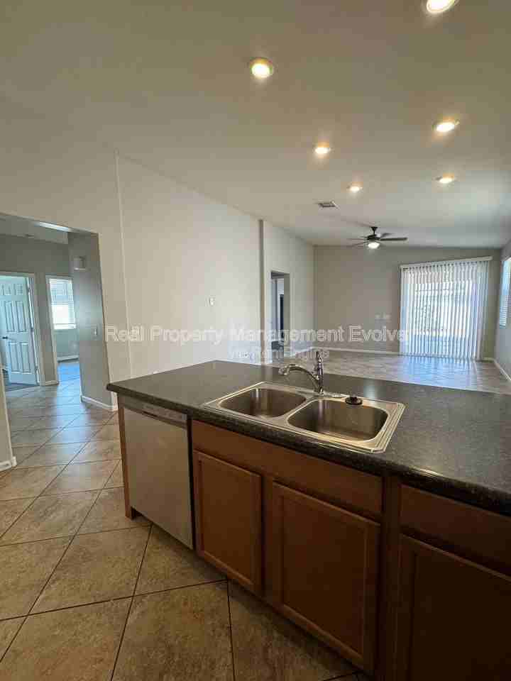 13014 W Lamar Rd - Photo 6 of 28