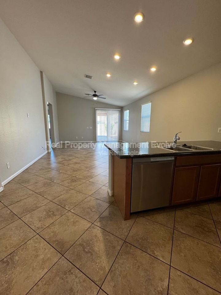 13014 W Lamar Rd - Photo 7 of 28