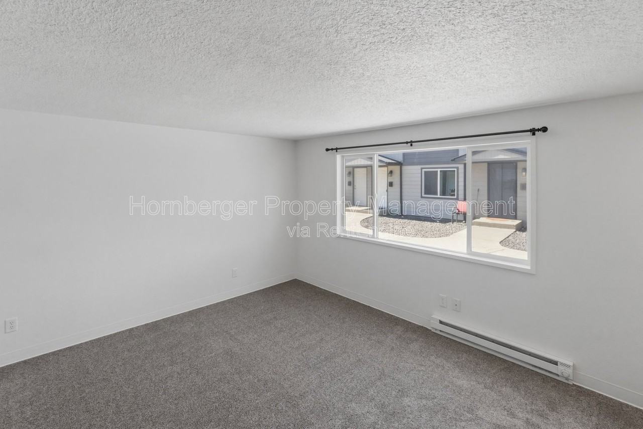 2011 E Desmet Ave - Photo 2 of 17