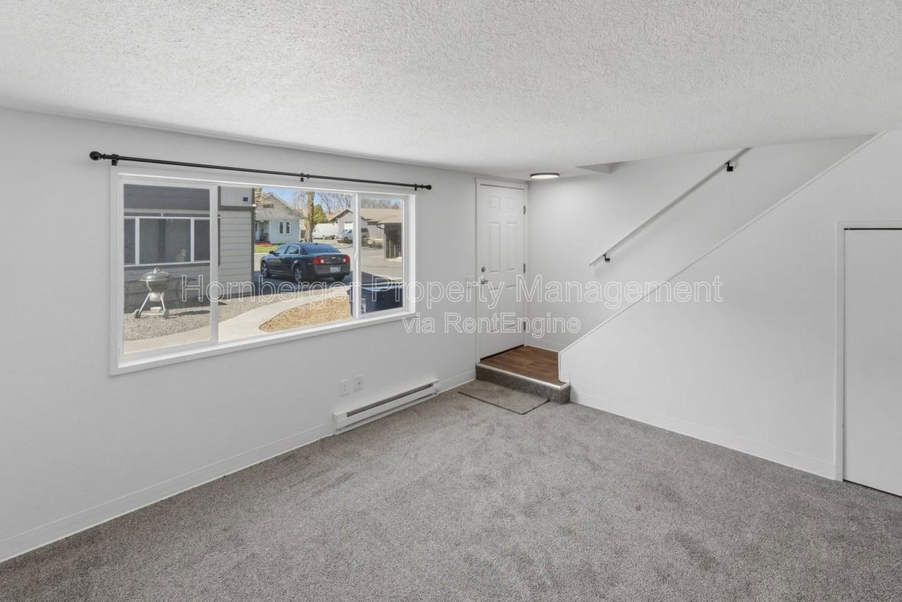 2011 E Desmet Ave - Photo 3 of 17