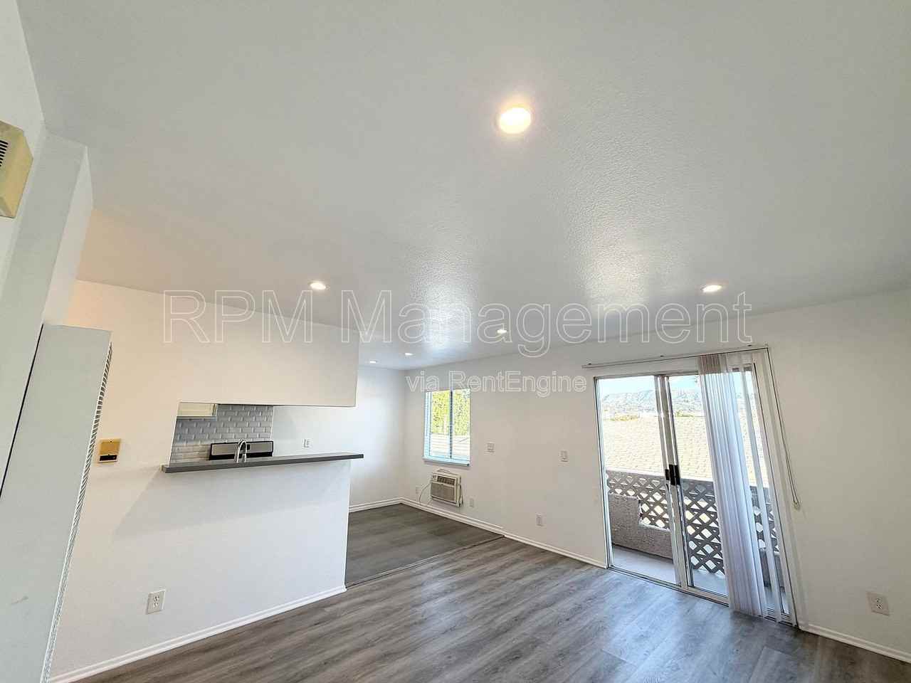 530 N Ardmore Ave #203 - Photo 2 of 13