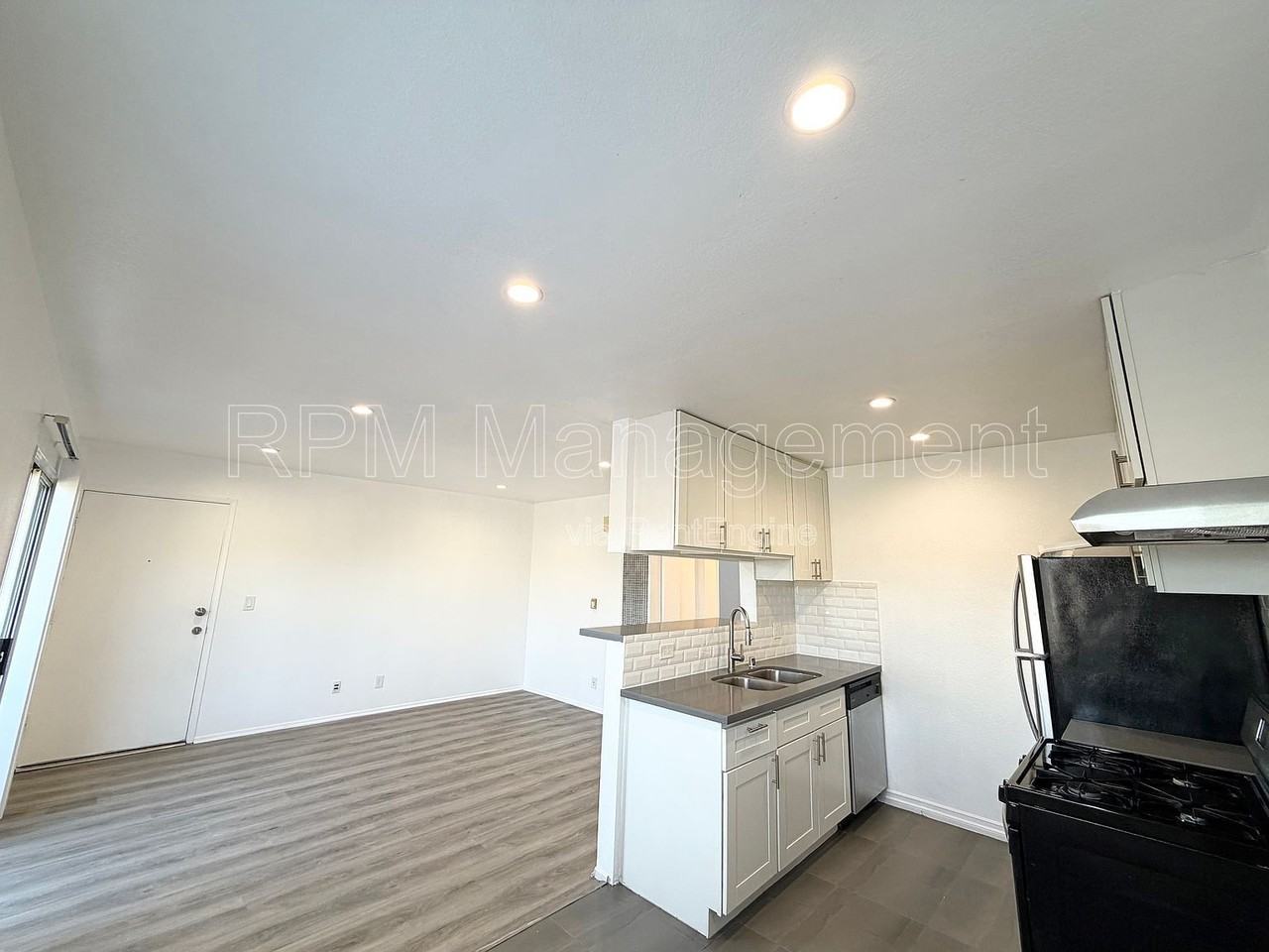 530 N Ardmore Ave #203 - Photo 3 of 13