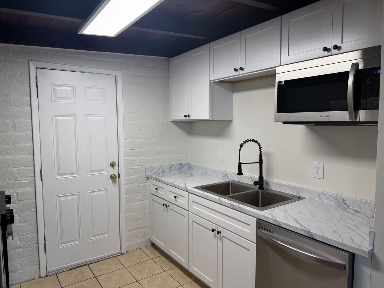 3233 E Water St - Photo 2 of 16