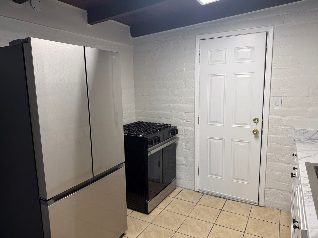 3233 E Water St - Photo 3 of 16