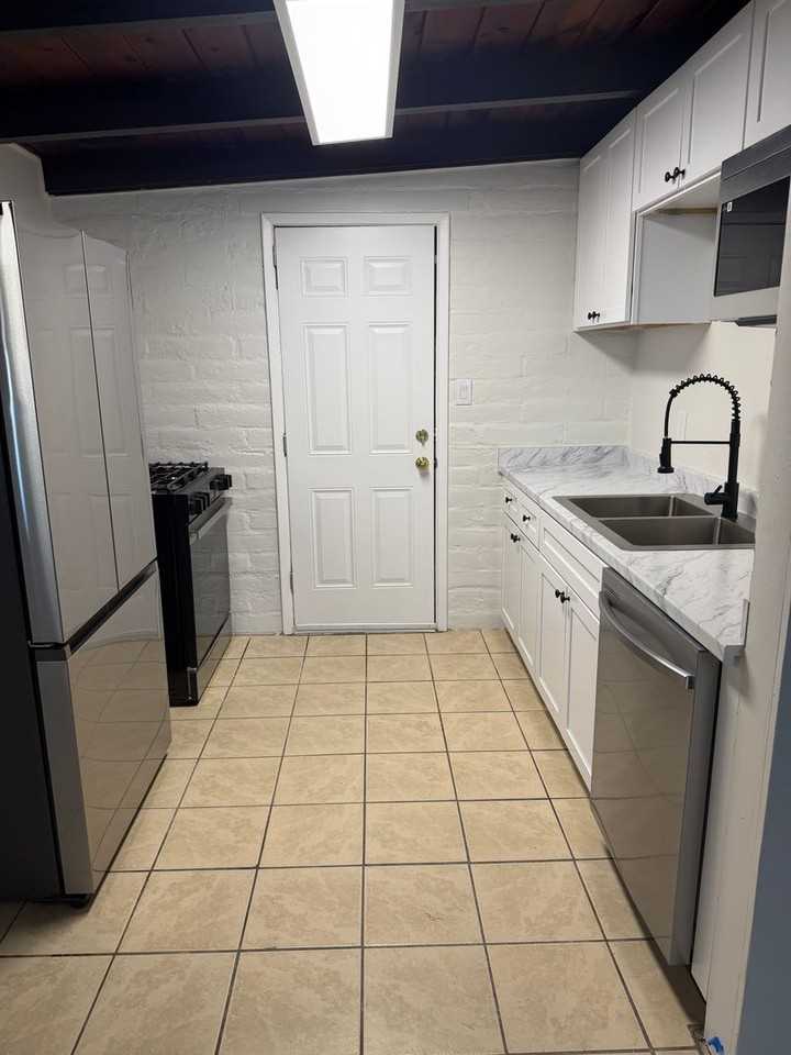 3233 E Water St - Photo 5 of 16