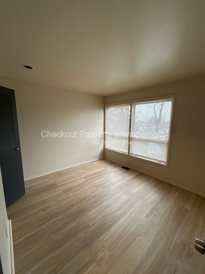 3729 Morganford Rd #G - Photo 4 of 5