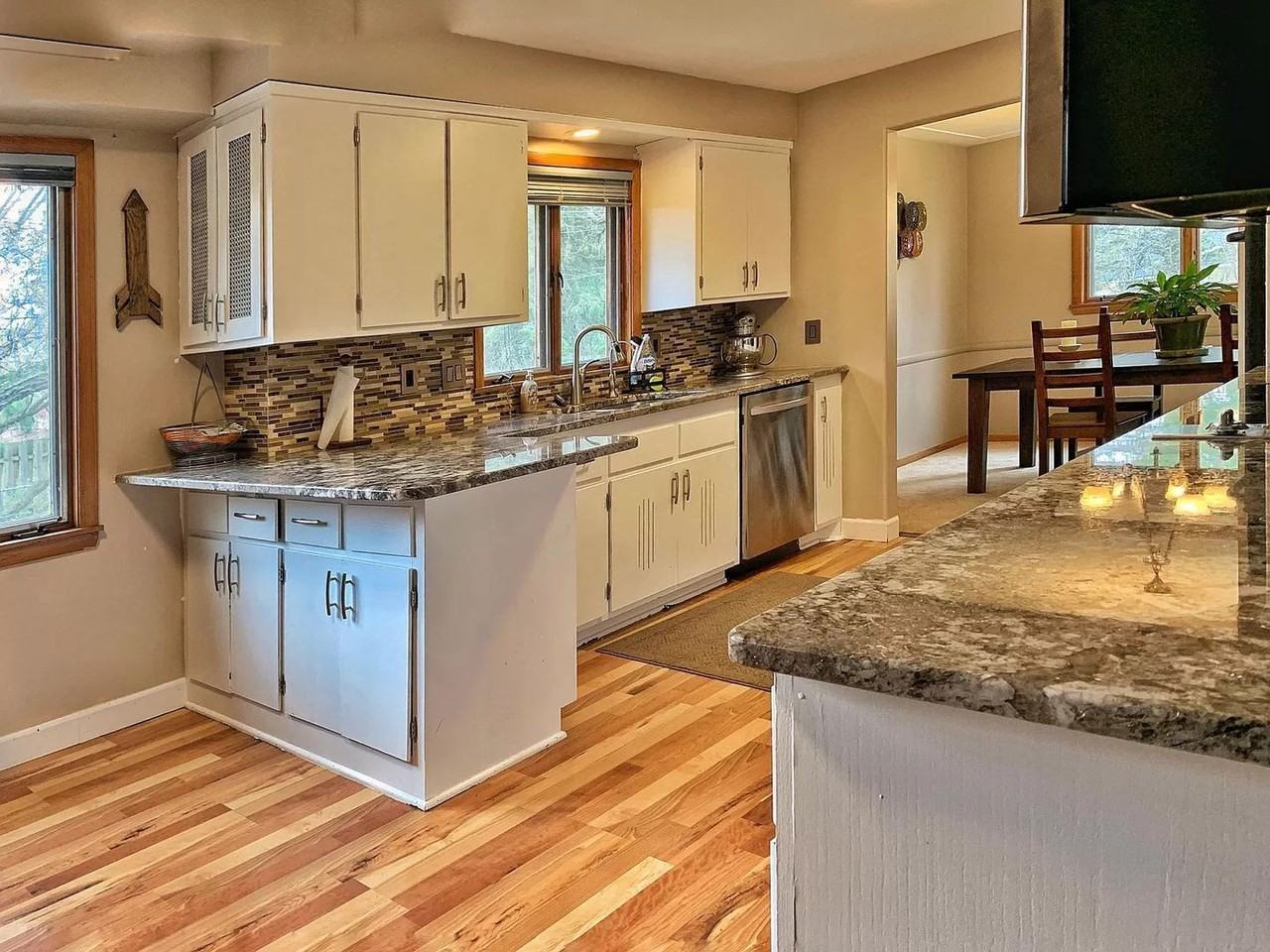 6233 Parnell Ave - Photo 3 of 16