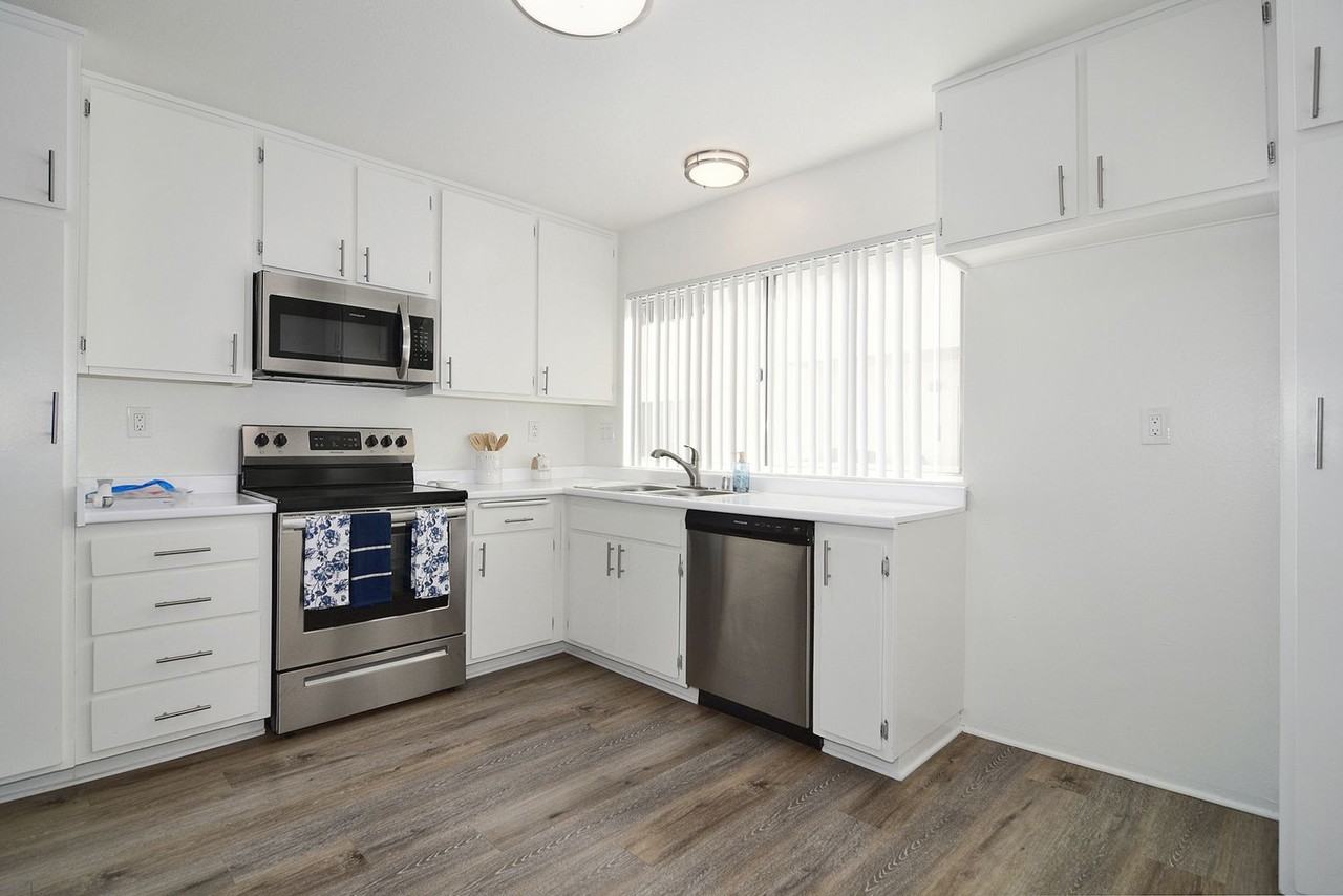 5417 & 5425 Zelzah Avenue - Photo 5 of 40