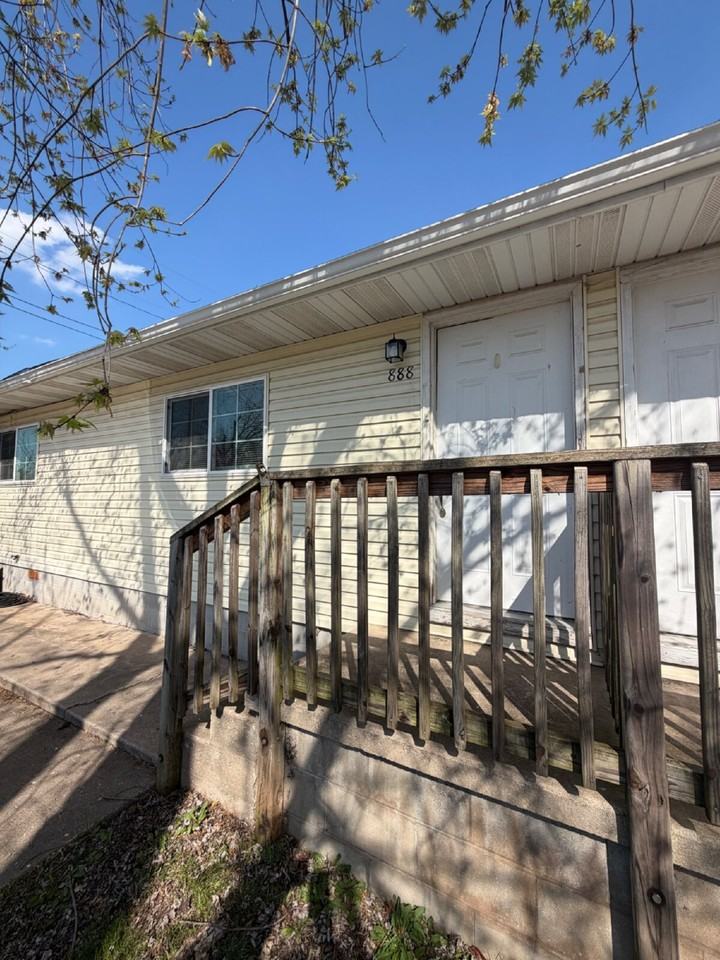 888 Evergreen St - Photo 2 of 15