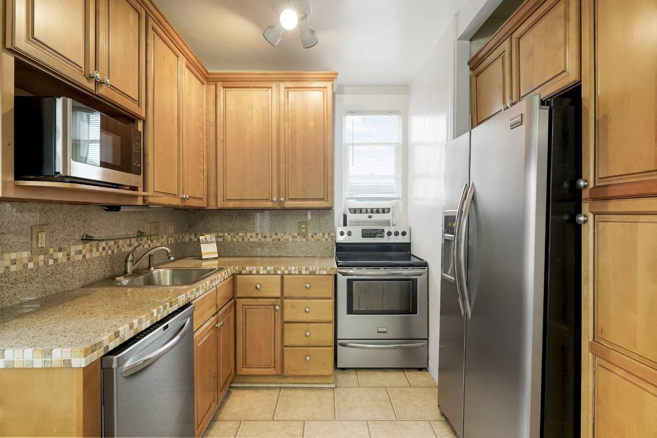 228 N Pearl St #2 - Photo 4 of 14