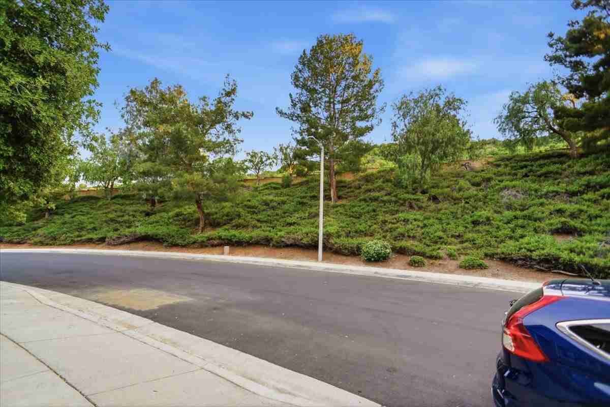 24124 Mentry Dr - Photo 2 of 31