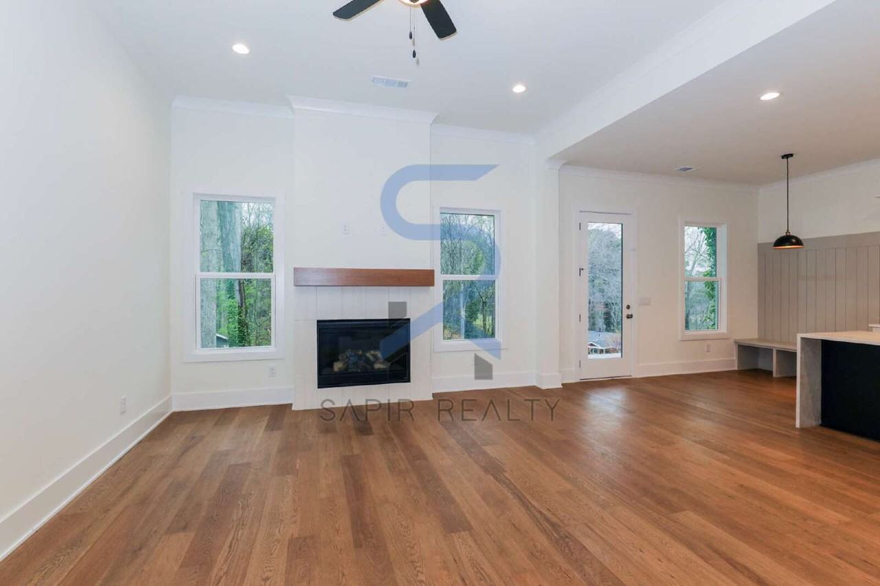 3374 Lee Dr - Photo 2 of 19