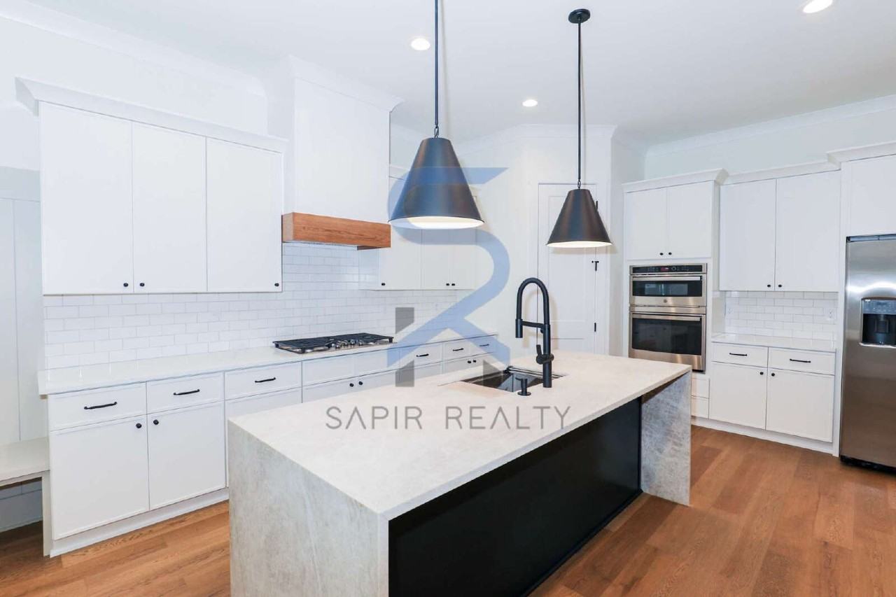 3374 Lee Dr - Photo 4 of 19