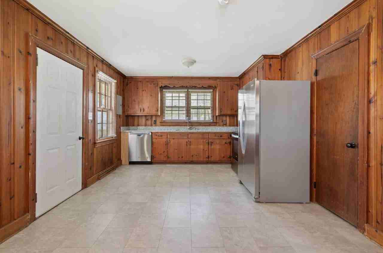 709 Broad St W - Photo 7 of 19