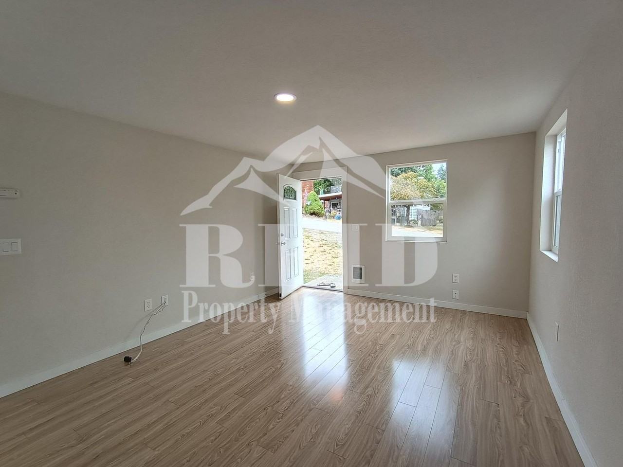4111 W G St - Photo 3 of 14