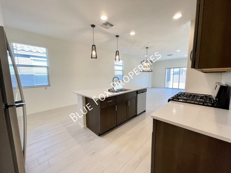 10692 W Dickerson Dr - Photo 5 of 33