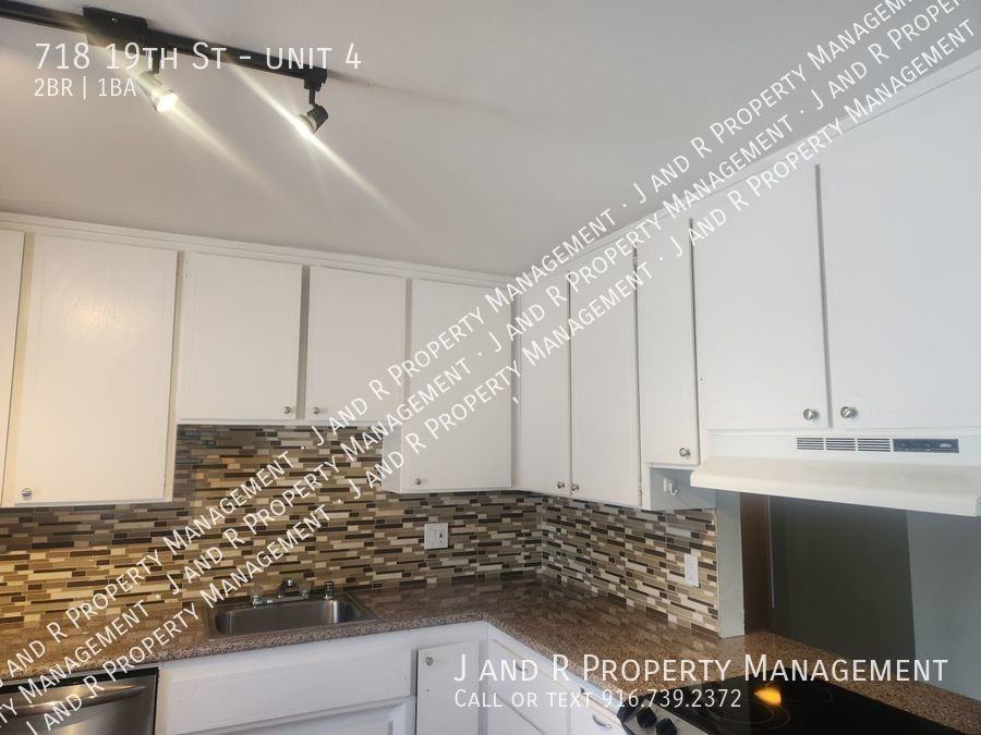 718 19th St #4 - Photo 3 of 18