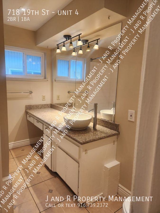 718 19th St #4 - Photo 7 of 18