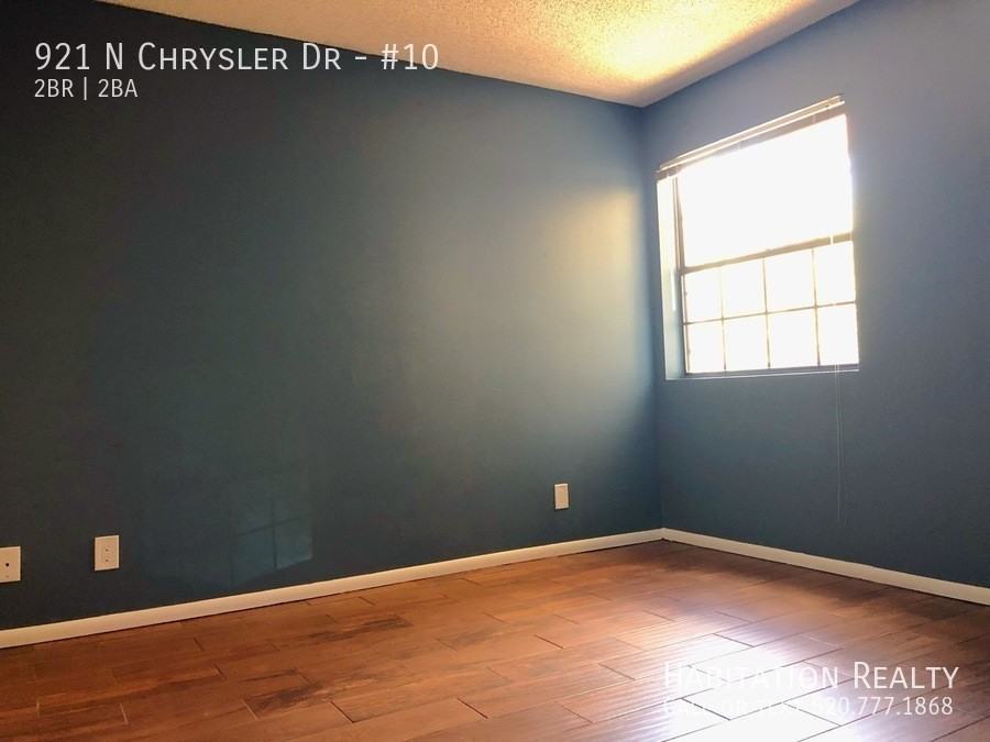 921 N Chrysler Dr #10 - Photo 5 of 12