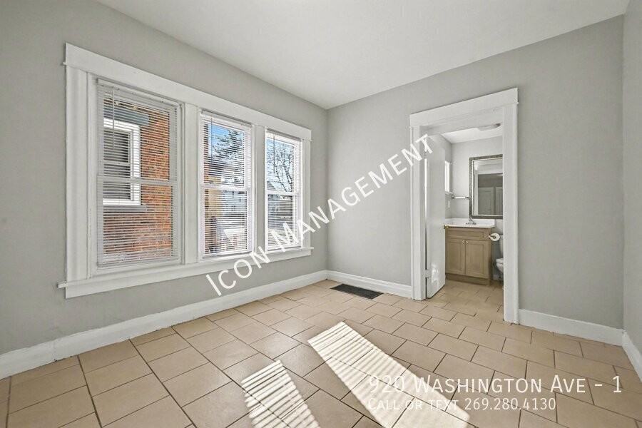 920 Washington Ave #1 - Photo 5 of 15