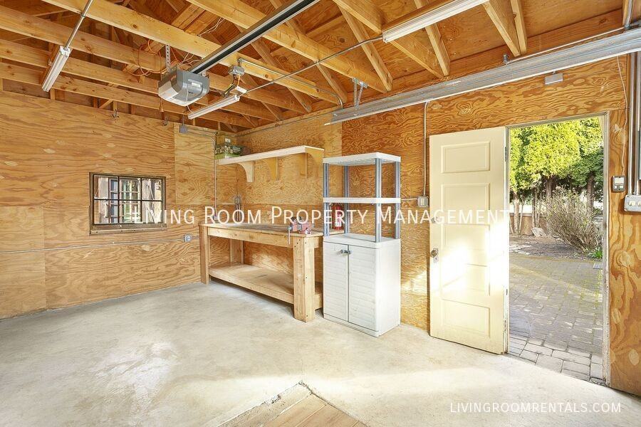 1927 Se Spokane St - Photo 3 of 21