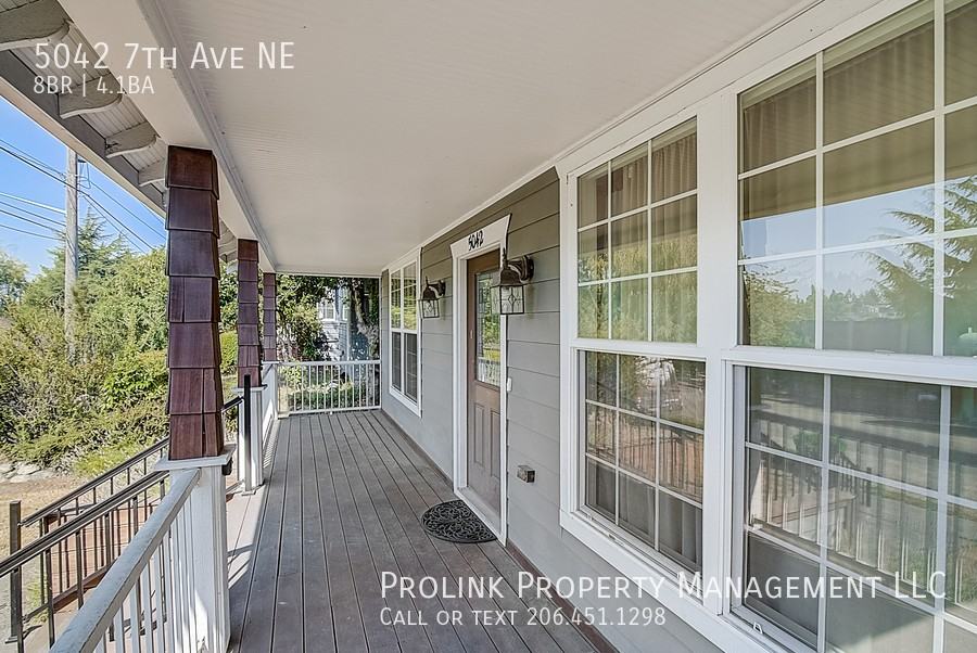 5042 7th Ave Ne - Photo 3 of 22