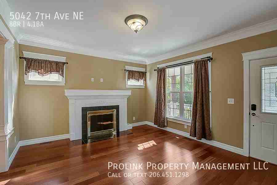 5042 7th Ave Ne - Photo 4 of 22