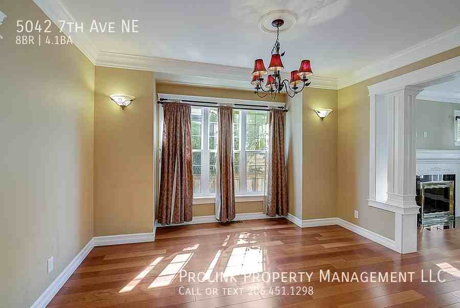 5042 7th Ave Ne - Photo 5 of 22